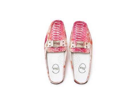 Gefälschte Dior-Schuhe – Ein Paar gefälschte Dior-Slipper in rosa Schlangenlederoptik mit silbernen Glitzer-Details und einer Logo-Schnalle