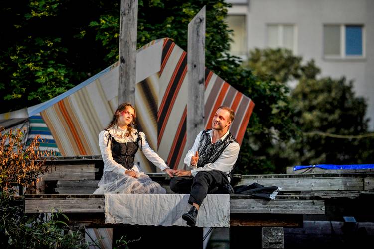 Globe Berlin: Urfaust – Gretchen (Anna Luise Barth) und Faust (Adrian Stowasser)