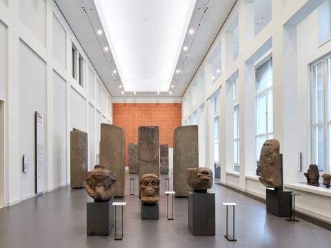 Ansicht des Ausstellungsbereichs „Mesoamerika. Ballspiel, Pyramiden, Götter“ der Ethnologischen Sammlungen im Humboldt Forum. – Ansicht des Ausstellungsbereichs „Mesoamerika. Ballspiel, Pyramiden, Götter“ der Ethnologischen Sammlungen im Humboldt Forum.