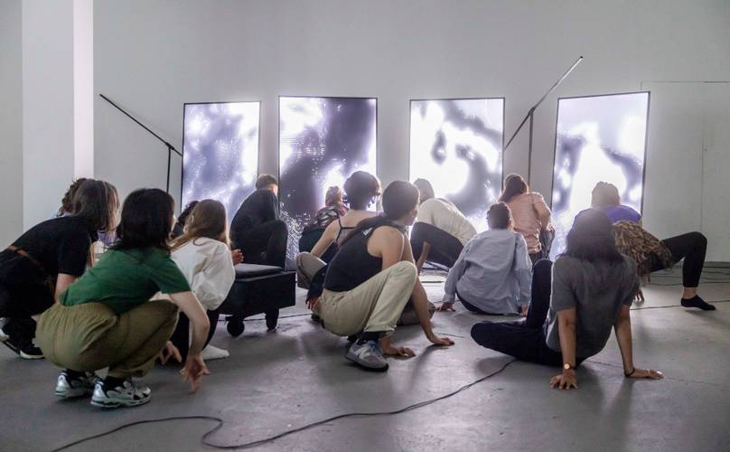 Somatische Übungen in den Ausstellungen mit Theresa Rigou und Alvin Collantes, 2025. Foto: David von Becker.