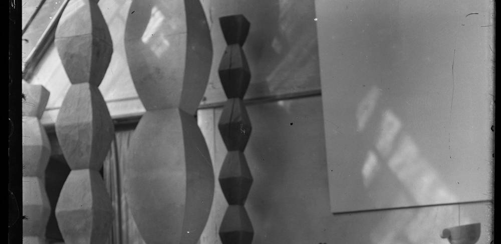 Detail. Constantin Brancusi, Selbstportrait im Atelier, um 1934, Foto: Centre Pompidou, MNAM-CCI/Dist. GrandPalaisRmn,