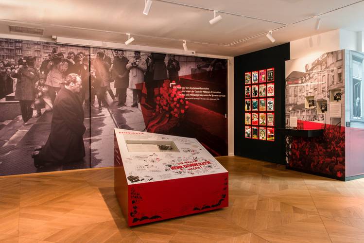 Blick in die Ausstellung WILLY BRANDT – Ausstellung WILLY BRANDT: Themenstation „Demokratie“ vor Bild von Willy Brandts Kniefall von Warschau