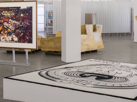 Ausstellungsansicht „Tausendmal Berlin. Die Sammlung Hamburger Bahnhof – Nationalgalerie der Gegenwart“, Hamburger Bahnhof – Nationalgalerie der Gegenwart, 12.06.2026 bis auf Weiteres, Abgebildet: Andreas Gursky, Singapore Stock Exchange I, 1997; Slavs and Tatars, Mother Tongues and Father Throats,…