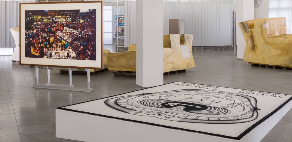 Ausstellungsansicht „Tausendmal Berlin. Die Sammlung Hamburger Bahnhof – Nationalgalerie der Gegenwart“, Hamburger Bahnhof – Nationalgalerie der Gegenwart, 12.06.2026 bis auf Weiteres, Abgebildet: Andreas Gursky, Singapore Stock Exchange I, 1997; Slavs and Tatars, Mother Tongues and Father Throats,…