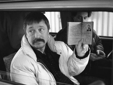 Fotografie von Wolf Biermann bei seiner Einreise in die DDR am Berliner Grenzübergang in der Invalidenstrasse, 1. Dezember 1989