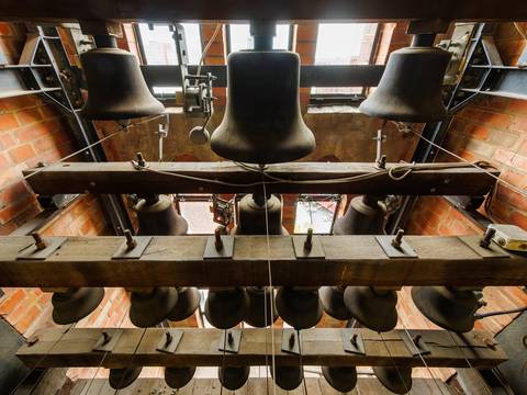 Das Carillon der Nikolaikirche – Innenaufnahme aus dem Kirchenturm mit dem aus 21 Glocken bestehenden Glockenspiel