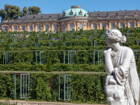 Schloss Sanssouci – Schloss Sanssouci, im Vordergrund einer der Skulpturen Fontänenrondells