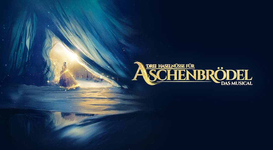 Drei Haselnüsse für Aschenbrödel - Das Musical – Eine Person im Ballkleid steht in einem beleuchteten Zelteingang. Text: "DREI HASELNÜSSE FÜR ASCHENBRÖDEL DAS MUSICAL".