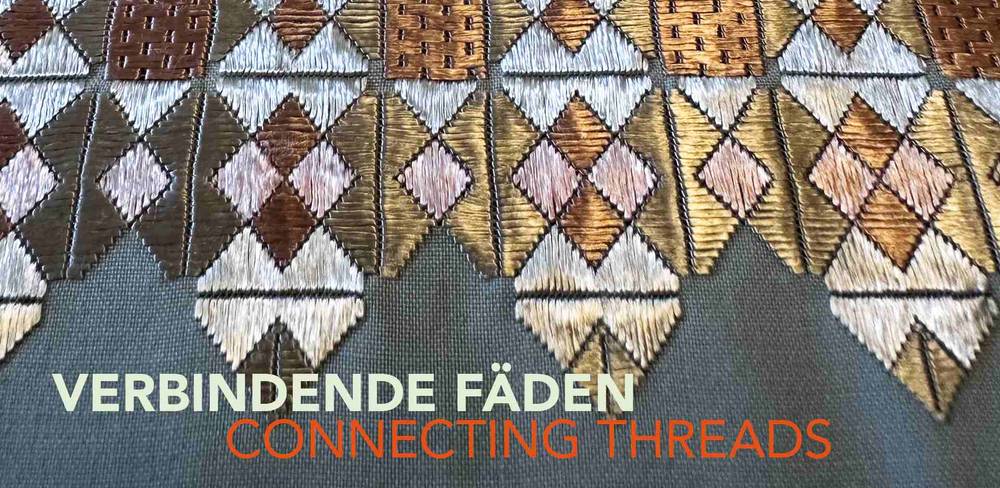Stickereien aus Afghanistan – Stickarbeit mit geometrischen Mustern in Braun- und Beigetönen. Darunter Text: „VERBINDENDE FÄDEN - CONNECTING THREADS“.
