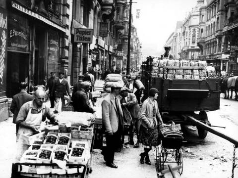 Händler in der Nähe der Zentralmarkthalle in der Kaiser-Wilhelm-Straße (Berlin-Mitte), 18. Juni 1933, Herkunft unbekannt.