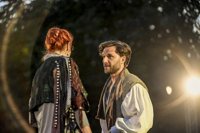 Globe Berlin: Was Ihr wollt – Wiebke Acton (Feste), Benjamin Krüger (Orsino)