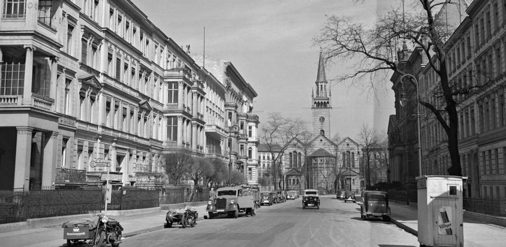 Blick vom Landwehrkanal in die Matthäikirchstraße, im Hintergrund die Kirche St. Matthäus, Aufnahme 1930er Jahre
