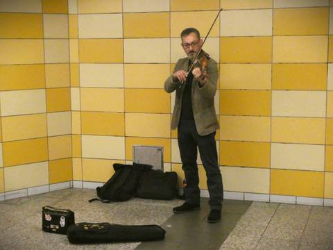 Resul Barini im U-Bahnhof Lichtenberg