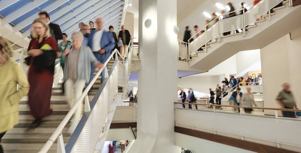 Menschen im Foyer der Philharmonie Berlin