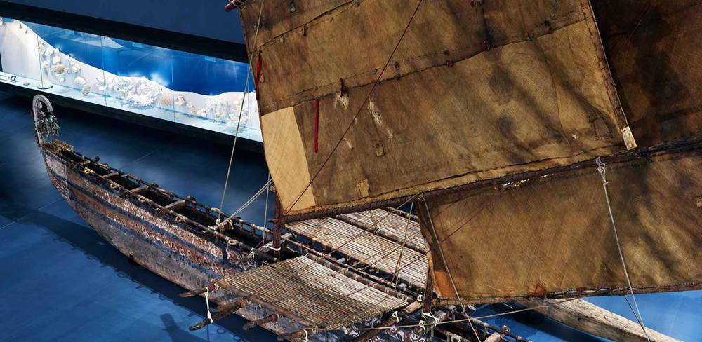 Großes Auslegerboot von der Insel Luf (Bismarck-Archipel, Papua Neuguinea) im Modul „Ozeanien: Mensch und Meer. Ein Meer von Inseln“ des Ethnologischen Museums im Humboldt Forum