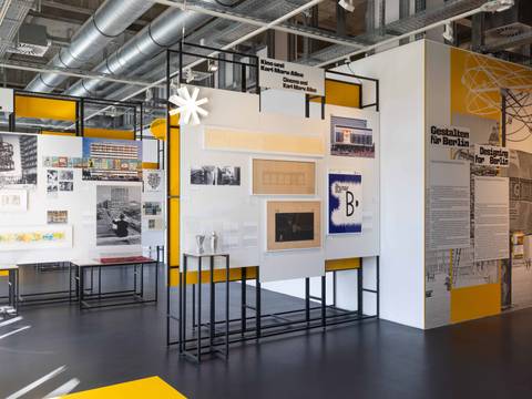 Ausstellungsansicht „Gestalten für Berlin. Design aus der Kunsthochschule Berlin-Weißensee“ – Ausstellungsansicht mit Fotografien, Grafiken und Plakaten auf weißen Stellwänden in einem modernen Museumsraum