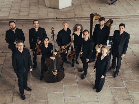 Zafraan Ensemble – Zehn Personen in schwarzer Kleidung mit Musikinstrumenten: Cello, Kontrabass, Saxophon, Geige, Klarinette, Harfe, Akkordeon, Schlagzeug.