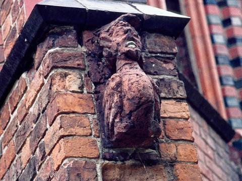 Der „Kaak“ ziert sowohl die originale Gerichtslaube des ehemaligen Berliner Rathauses im Schlosspark Babelsberg (im Bild) als auch deren Nachbau im Berliner Nikolaiviertel. – Foto des „Kaak“, der sowohl die originale Gerichtslaube des ehemaligen Berliner Rathauses im Schlosspark Babelsberg als auch deren Nachbau im Berliner Nikolaiviertel ziert