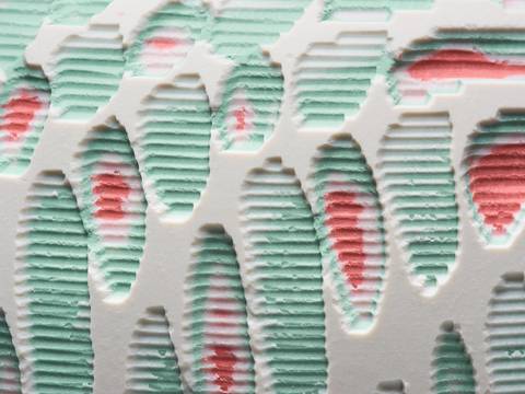 Eine Nahaufnahme eines Gefäßes, das aus farbigem Porzellan gegossen und auf einer selbstgebauten, digitalisierten Schnitzplattform bearbeitet wurde. Teil des Designforschungsprojekts „sub-surface“, 2019.