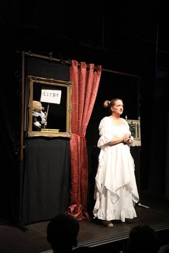 Drehbühne Berlin: Romeo und Julia – Drehbühne Berlin: Romeo und Julia, Szene mit Schauspielerin und Shakespeare als Handpuppe