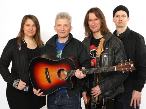 Suli Puschban mit Kapelle – Porträt von Suli Puschban mit Kapelle