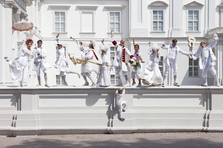 Artistokraten vor dem dem Schloss Oranienburg – Artistokraten vor dem dem Schloss Oranienburg