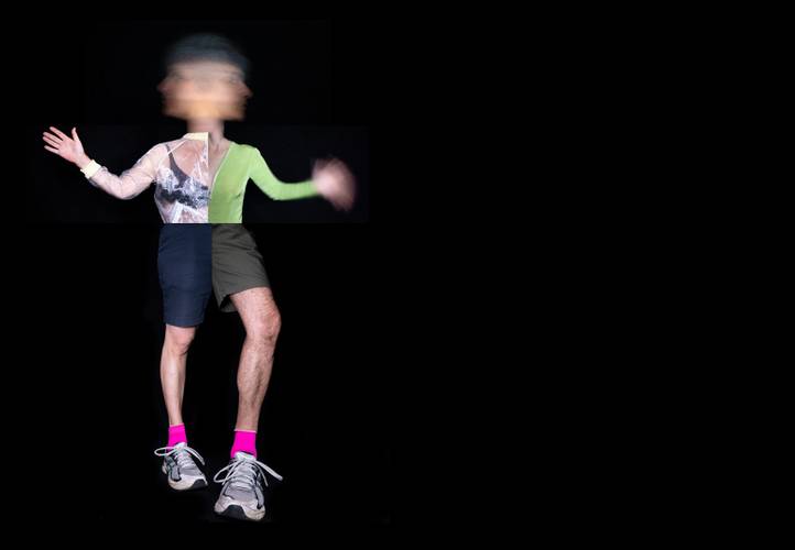 Collage aus Körperteilen: Unscharfer Kopf, Oberkörper mit grüner und gemusterter Kleidung, Beine in Shorts, pinke Socken, Sportschuhe. Schwarzweiß-Hintergrund.