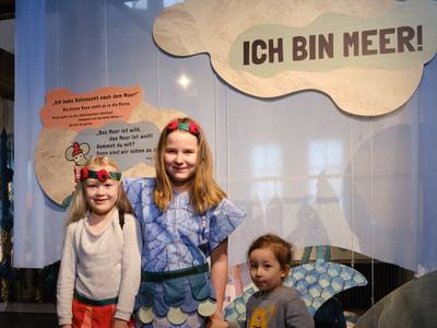  – Kinder in Fisch-Kostümen in der Ausstellung ICH BIN MEER!