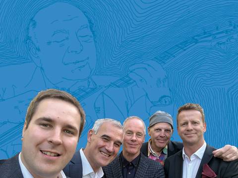  – Fünf lächelnde Personen in Anzügen, im Hintergrund eine blaue Zeichnung eines Mannes mit Gitarre.