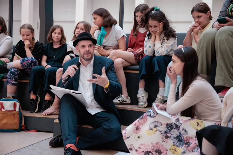 Bas Böttcher beim Kinder-Kiez-Slam 2025 – Bas Böttcher beim Kinder-Kiez-Slam 2025