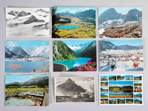 – Neun Postkarten mit alpinen Landschaften in Farbe und Schwarzweiß. Mittlere Postkarte unten mit Aufschrift: "Wilder Kaiser Tirol".
