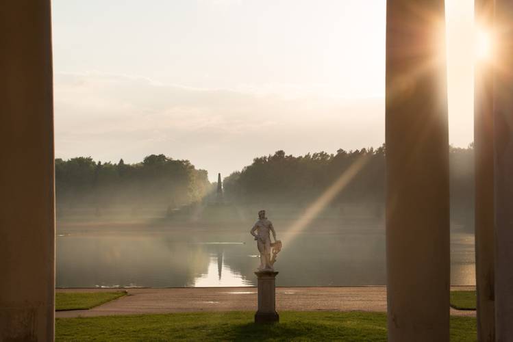 Apollon im Lustgarten Rheinsberg – Apollon im Lustgarten Rheinsberg mit Blick über den Grienericksee – im Hintergrund der Obelisk