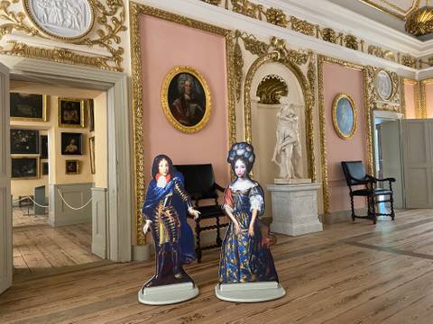 Familienführung im Schloss Caputh – Zwei Kinder aus einem historischen Gemälde als lebensgroße Aufsteller zur Familienführung im Schloss Caputh