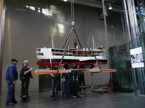 Transport des Schiffsmodells "Molly Aida" aus Werner Herzogs "Fitzcarraldo"