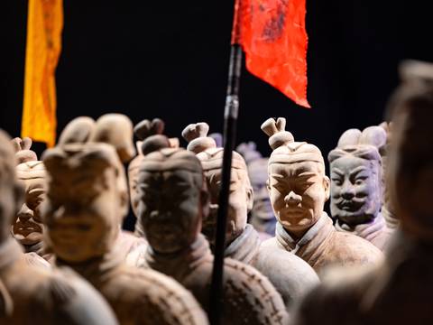  – Figuren der Terrakotta-Armee stehen in der Ausstellung "Die Terrakotta Armee" (Archiv)