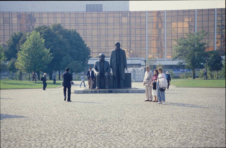 Marx-Engels-Forum, im Hintergrund der Palast der Republik, 1990/92 – Marx-Engels-Forum, im Hintergrund der Palast der Republik, 1990/92
