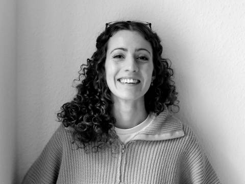 Lucia Lucia – Porträt einer lächelnden Frau mit lockigem Haar