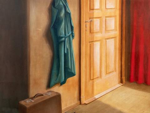 Cecilia Boisier: „Hommage“, Berlin, 1985 (Acryl auf Pappe; 94,2 x 67,8 cm) – Stilleben eines Flurs mit hängendem Mantel, Koffer und Schuhen neben einer Tür, Gemälde von Cecilia Boisier aus dem Jahr 1985
