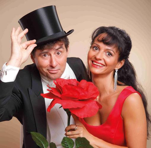 Frank matthias & Alenka Genzel – Die beiden Sänger in vornehmer Kleidung, er den Zylinder zum Gruß hebend, sie mit einer großen roten Papierblume in der Hand
