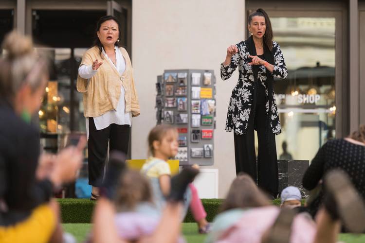 Geschichtentheater "Vom Traum zum echten Abenteuer" mit Christine Lander und Soogi Kang im Rahmen von Durchlüften - Open Air im Schlüterhof 2022 – Geschichtentheater "Vom Traum zum echten Abenteuer" mit Christine Lander und Soogi Kang im Rahmen von Durchlüften - Open Air im Schlüterhof 2022