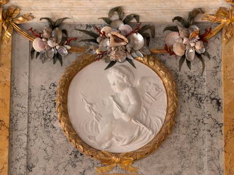 Schloss Rheinsberg, Flachrelief mit Puttenszene an der oberen Westwand des Muschelsaals – Flachrelief mit Puttenszene an der oberen Westwand des Muschelsaals im Schloss Rheinsberg