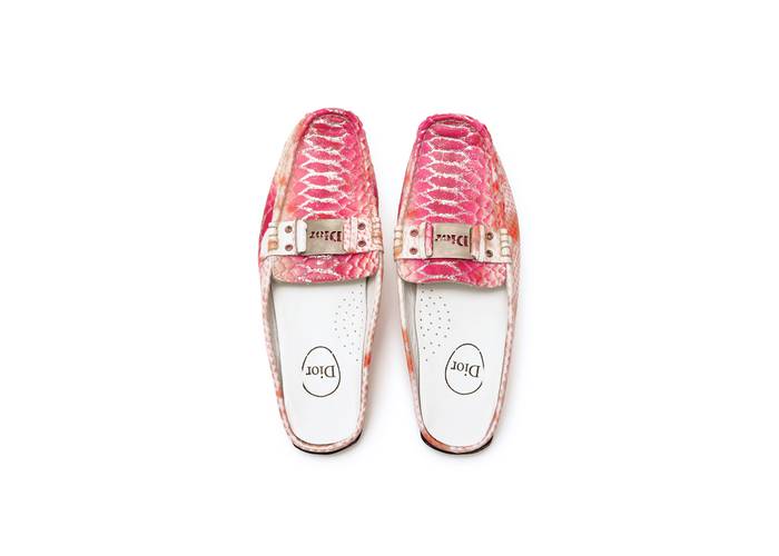 Gefälschte Dior-Schuhe – Ein Paar gefälschte Dior-Slipper in rosa Schlangenlederoptik mit silbernen Glitzer-Details und einer Logo-Schnalle