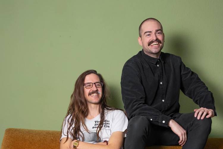 Bild von Lukas Diestel und Jonathan Löffelbein auf einem Sofa.