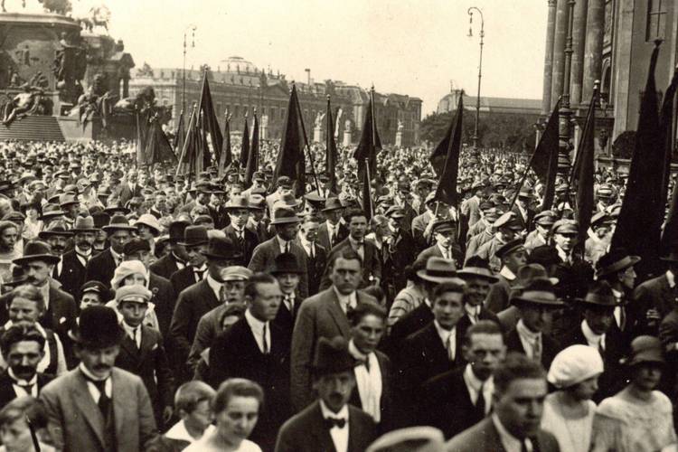 Aufmarsch des Reichsbanners am 10.08.1924 vor dem Berliner Schloss, Bild RB 2297