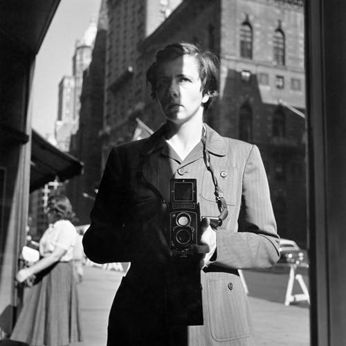 New York, 18. Oktober 1953 © Estate of Vivian Maier, Courtesy of Maloof Collection and Howard Greenberg Gallery, New York – Vivian Maier Selbstporträt im Spiegel