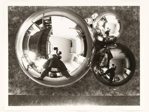 Marianne Brandt, Selbstporträt mit Kamera im Atelier in der Kugel gespiegelt, Bauhaus Dessau, um 1928 - 1929, Bauhaus-Archiv Berlin