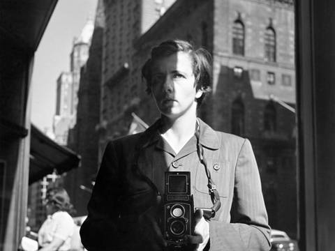 New York, 18. Oktober 1953 © Estate of Vivian Maier, Courtesy of Maloof Collection and Howard Greenberg Gallery, New York – Vivian Maier Selbstporträt im Spiegel