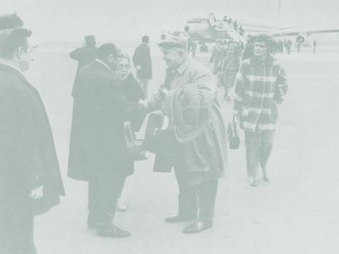 Begrüßung einer Gästegruppe aus den USA auf dem Flughaften Tegel, 1971. – Begrüßung einer Gästegruppe aus den USA auf dem Flughaften Tegel, 1971.