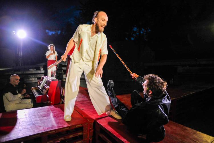 Globe Berlin: Hamlet – Hamlet aka Benjamin Krüger im Kampf mit Laertes aka Philipp Myk
