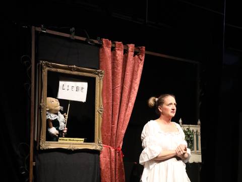 Drehbühne Berlin: Romeo und Julia – Drehbühne Berlin: Romeo und Julia, Szene mit Schauspielerin und Shakespeare als Handpuppe